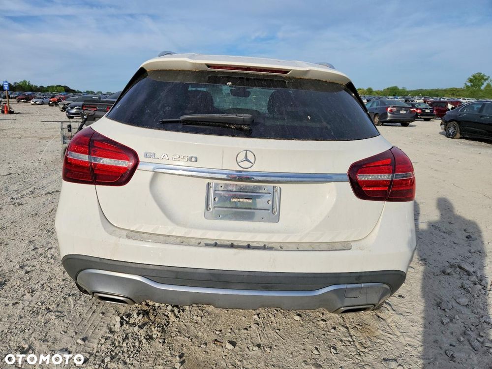 Mercedes-Benz GLA - 5
