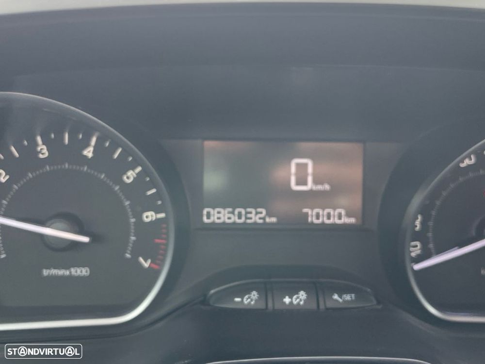 Peugeot 208 1.2 PureTech Signature - 3