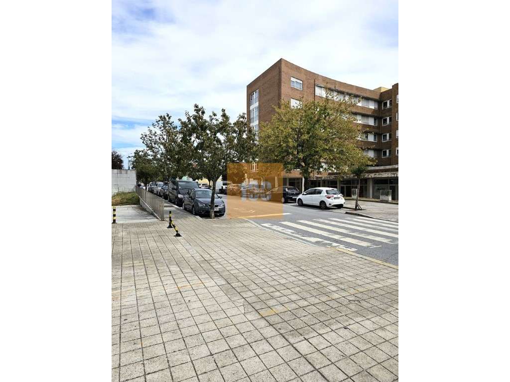 Lugar de estacionamento em S. Mamede Infesta - Grande imagem: 3/16