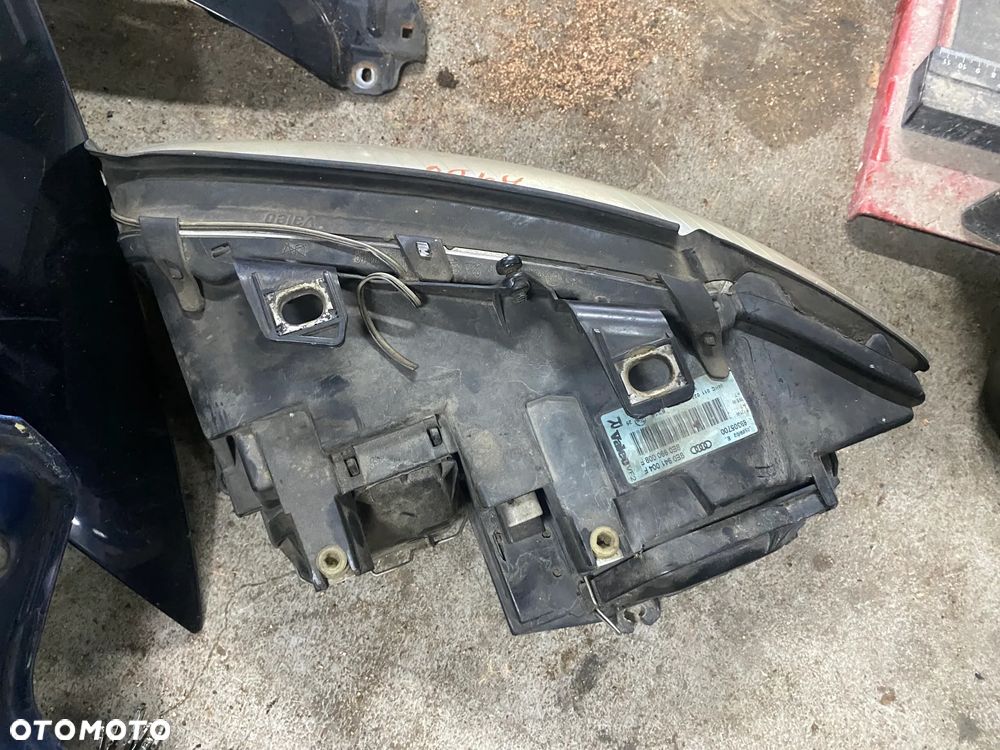 Lampa przednia Prawa  Audi A4B6 - 2