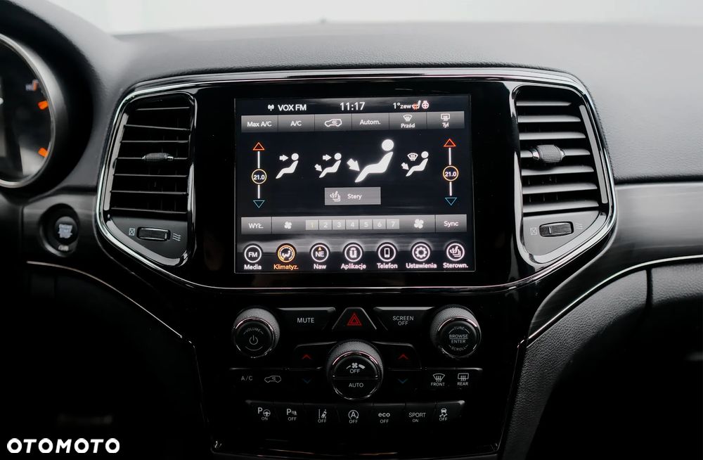 Jeep Grand Cherokee - 32