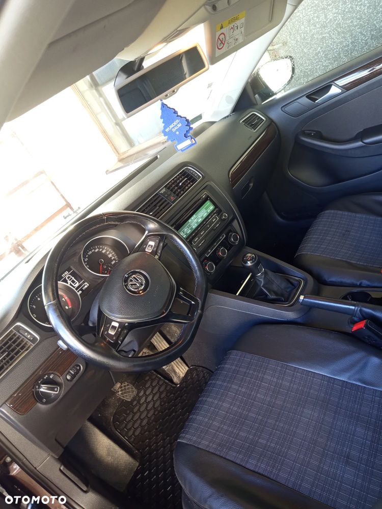 Volkswagen Jetta - 2