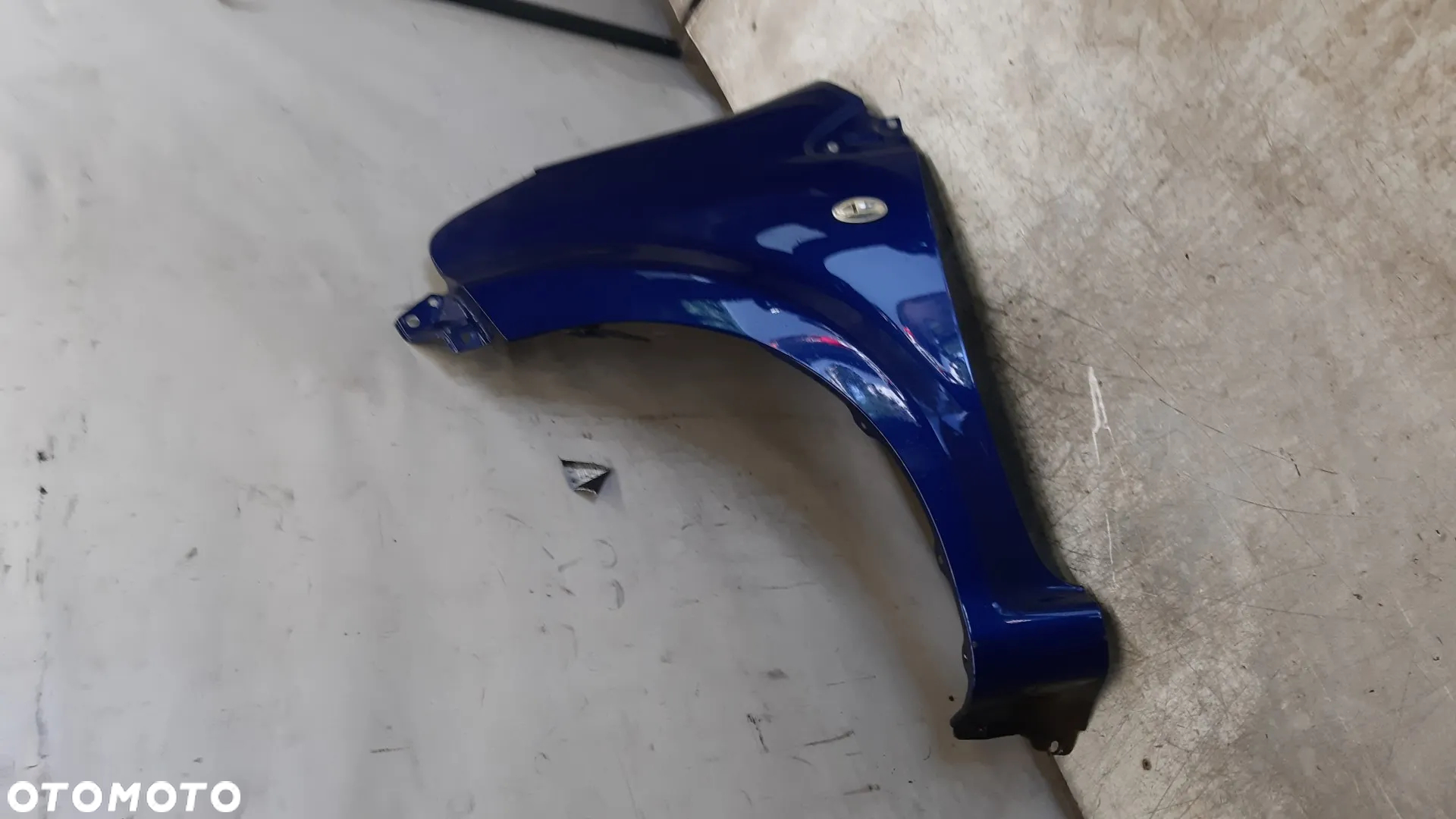 * BŁOTNIK PRZÓD PRZEDNI LEWY DO TOYOTA AYGO GRANATOWY 8M6 - 3