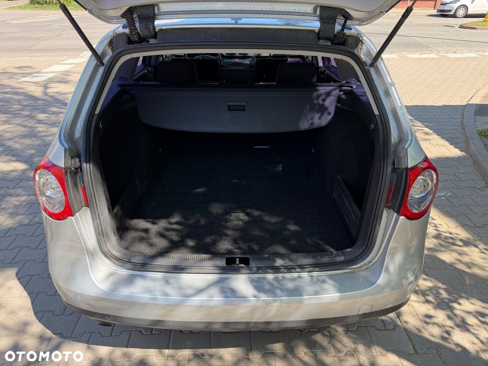 Volkswagen Passat 1.6 Comfortline Family - 12