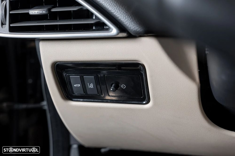 Jaguar XE 2.0 D Prestige Aut. - 11