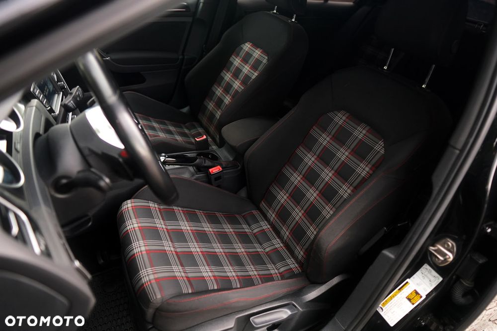 Volkswagen Golf - 14