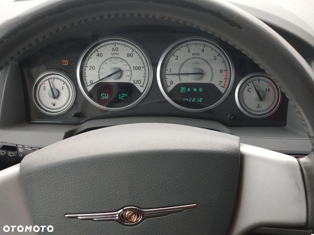 Chrysler Town & Country - 10