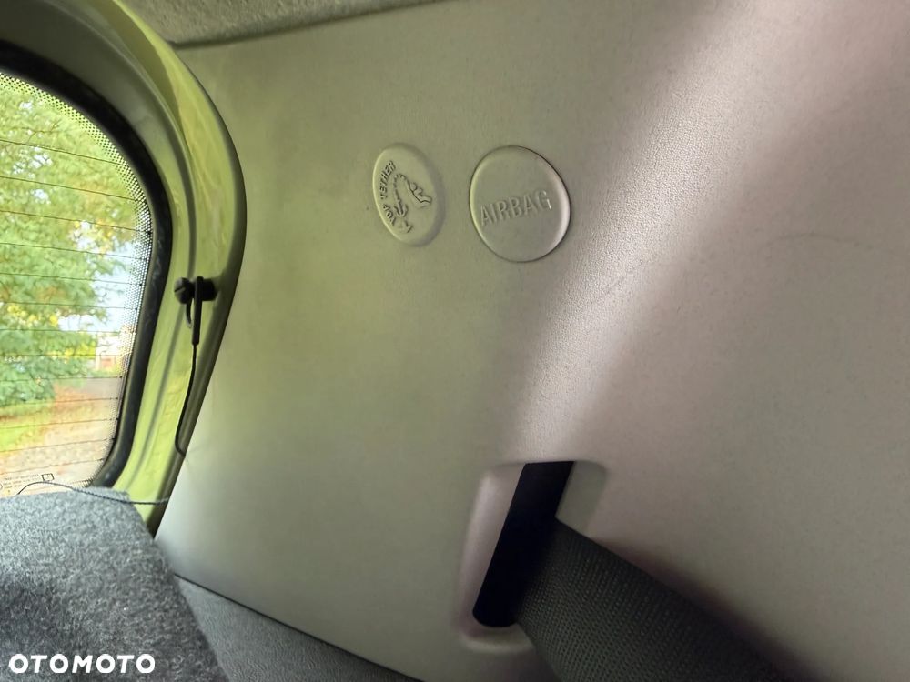 Opel Corsa 1.4 16V Innovation - 24