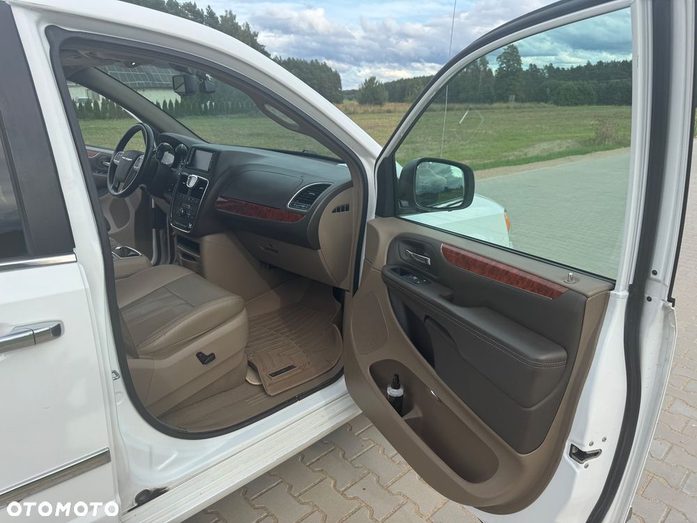Chrysler Town & Country - 20