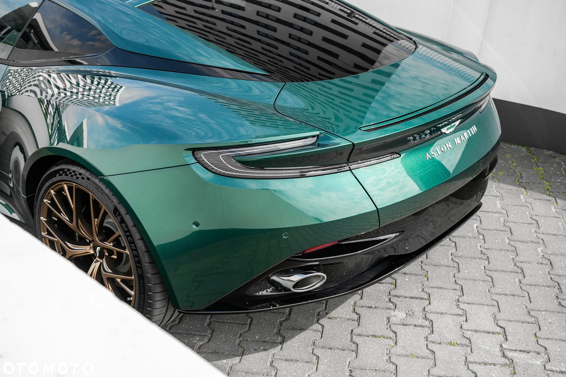 Aston Martin DB12 - 8