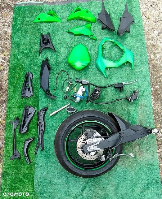 KAWASAKI Z800 Owiewka Siedzenie Koło Felga Pompka Hamulca Ośka Ogon - 1