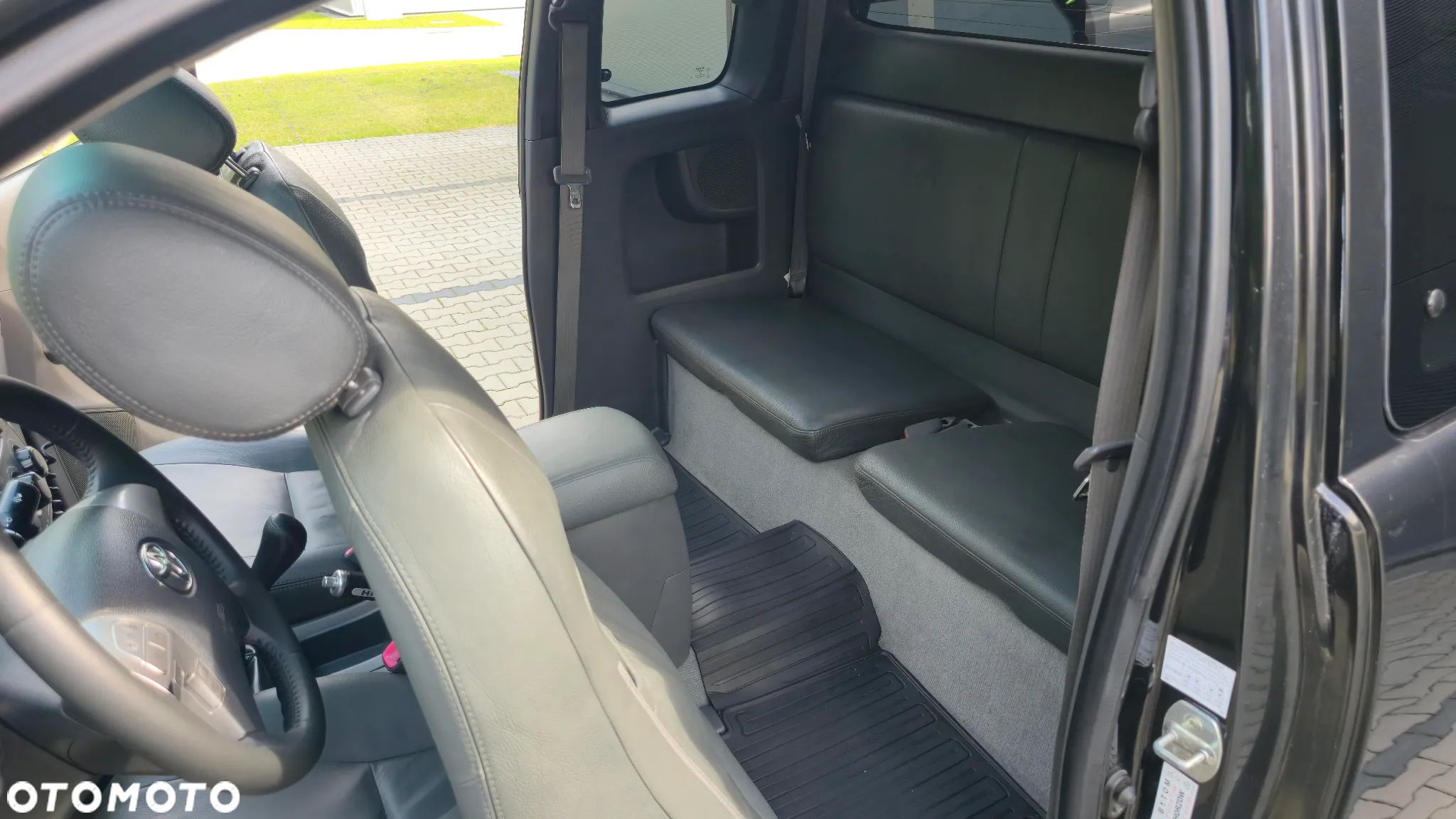 Toyota Hilux 2.5 D-4D SR - 29