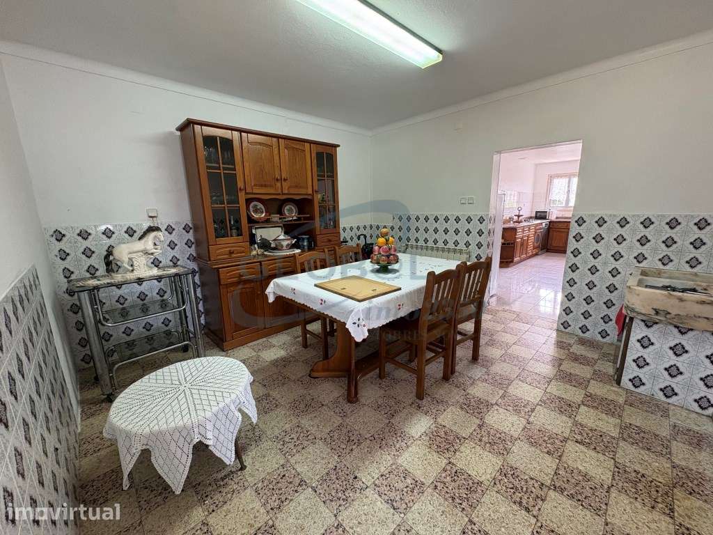 Moradia T5 com Grande Terreno Plano, Garagem, Anexos e Elevado Pote... - Grande imagem: 4/34