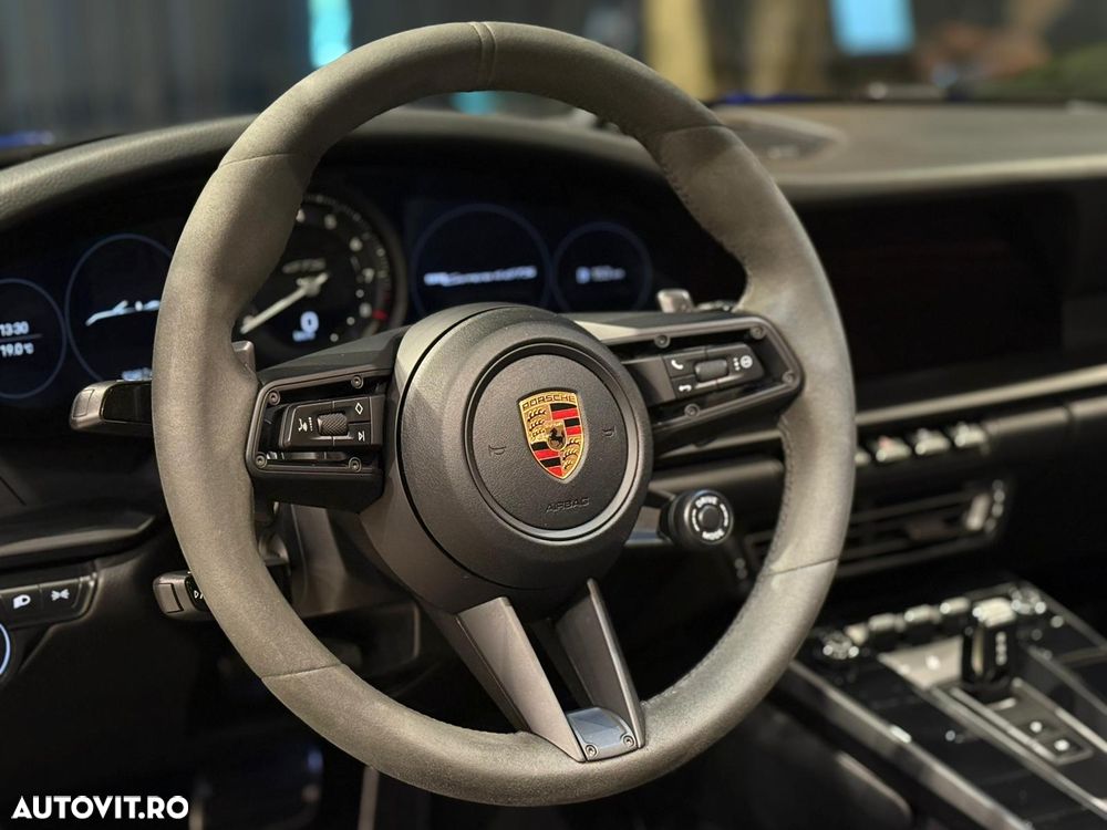 Porsche 911 Carrera 4 GTS PDK - 21