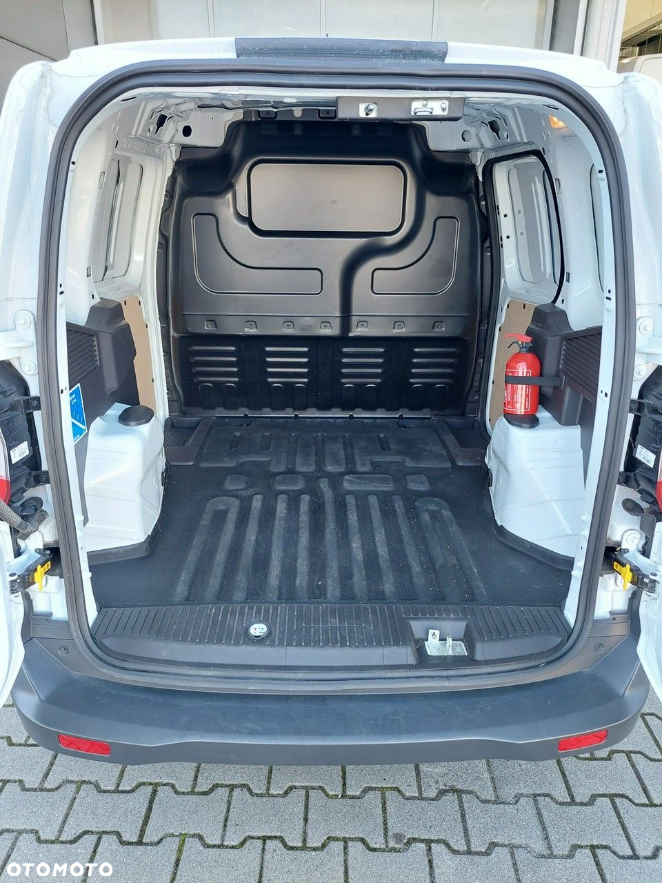 Ford Transit Courier - 13