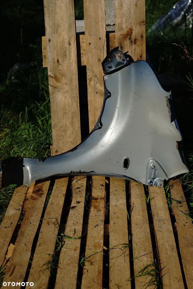 Błotnik przód przedni prawy Toyota Aygo I 8R3 - 6