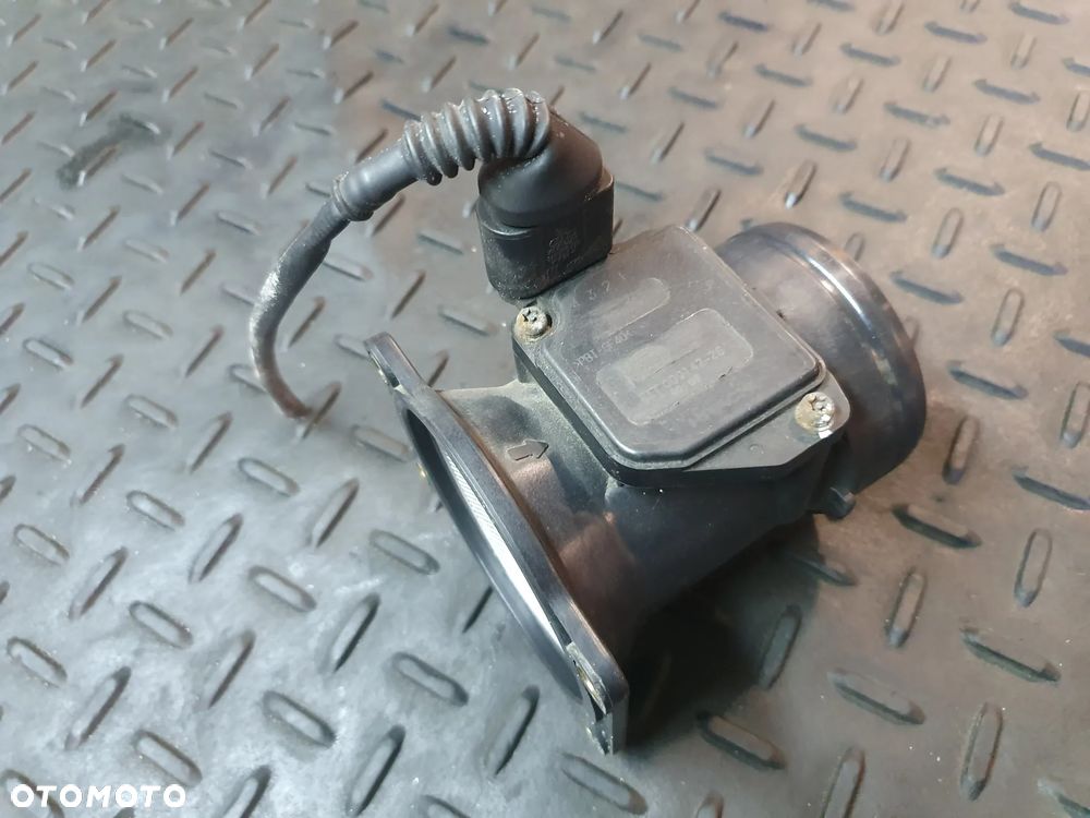 PRZEPŁYWOMIERZ POWIETRZA VW Golf IV 1.6 8V 8ET009142-26 AUDI A4 B5 LIFT - 1