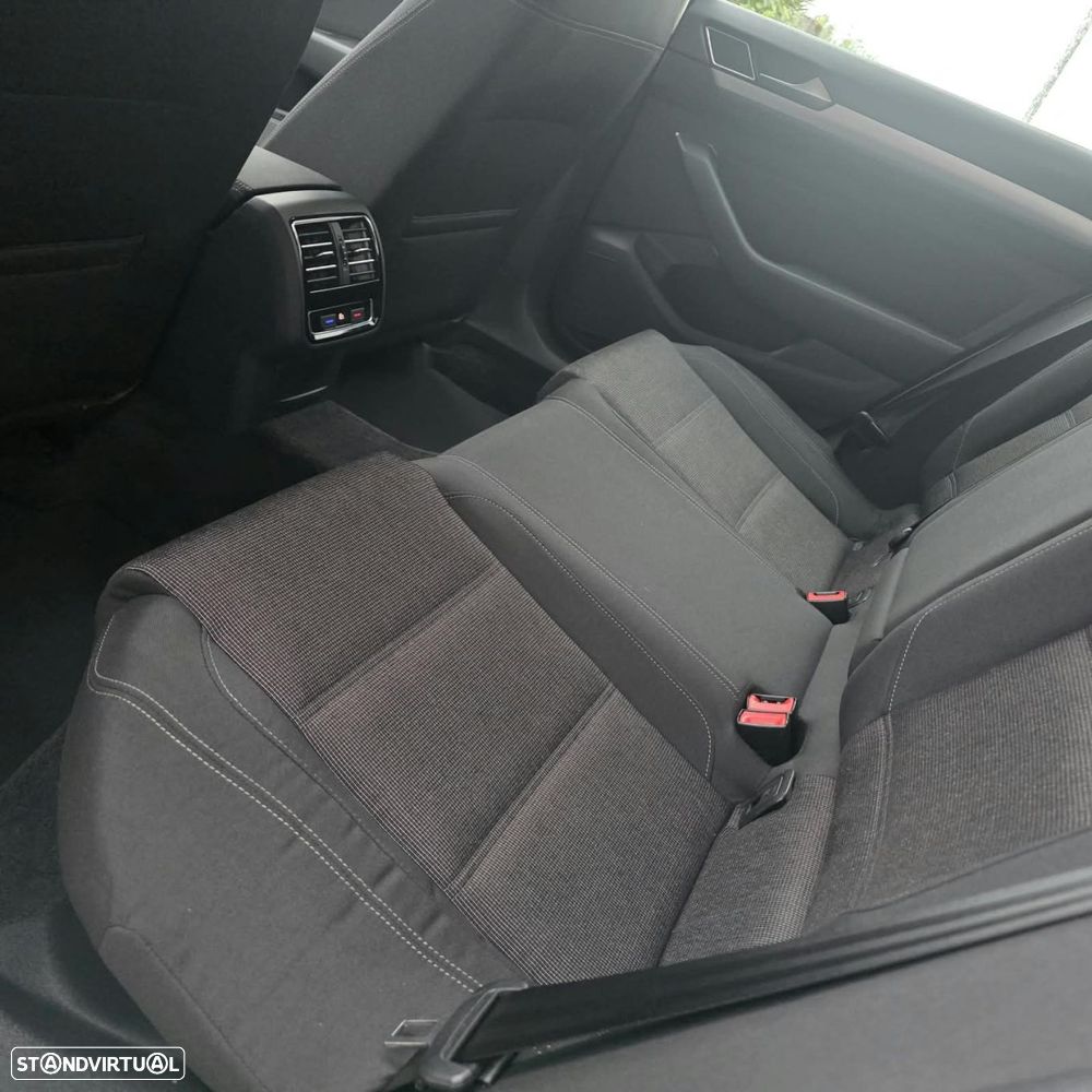 VW Passat 2.0 TDI Confortline - 33