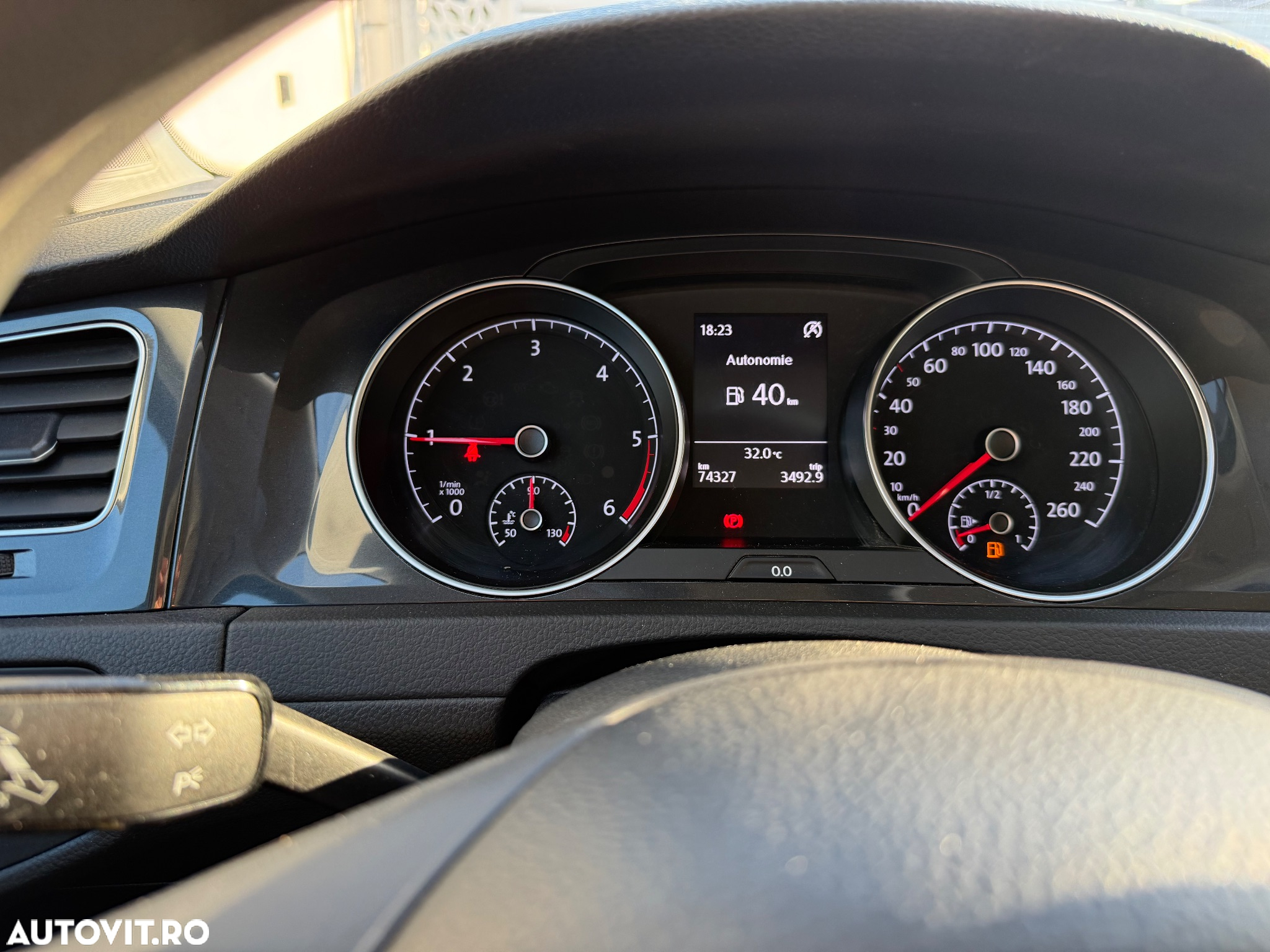 Volkswagen Golf 1.6 TDI Highline - 17