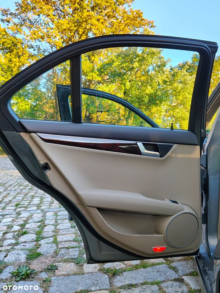 Mercedes-Benz Klasa C 350 4Matic (BlueEFFICIENCY) 7G-TRONIC Avantgarde - 7