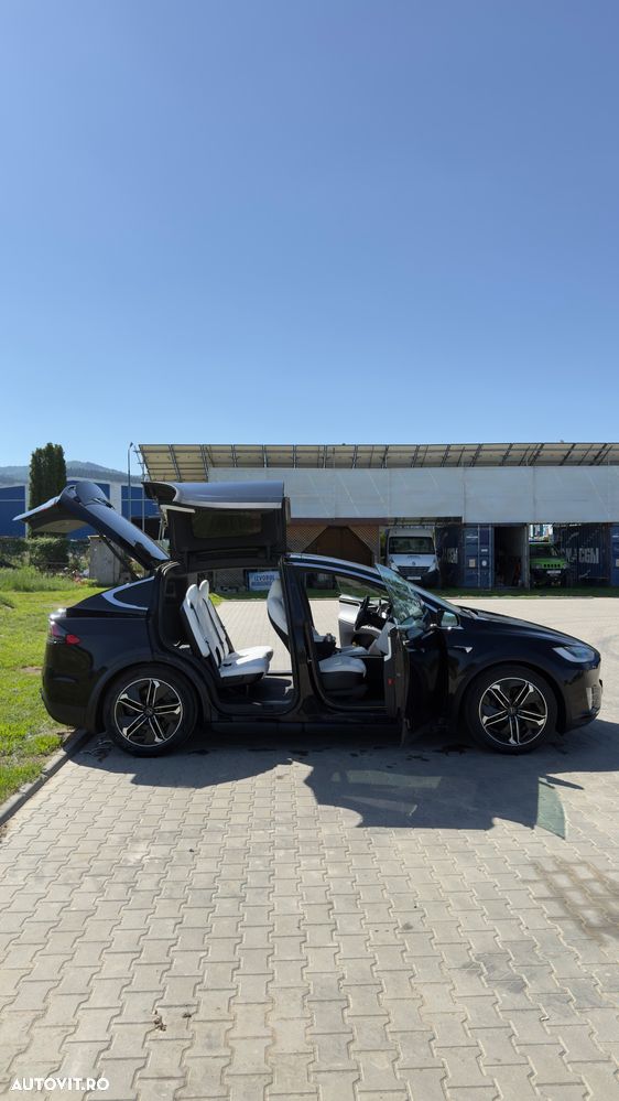 Tesla Model X - 22