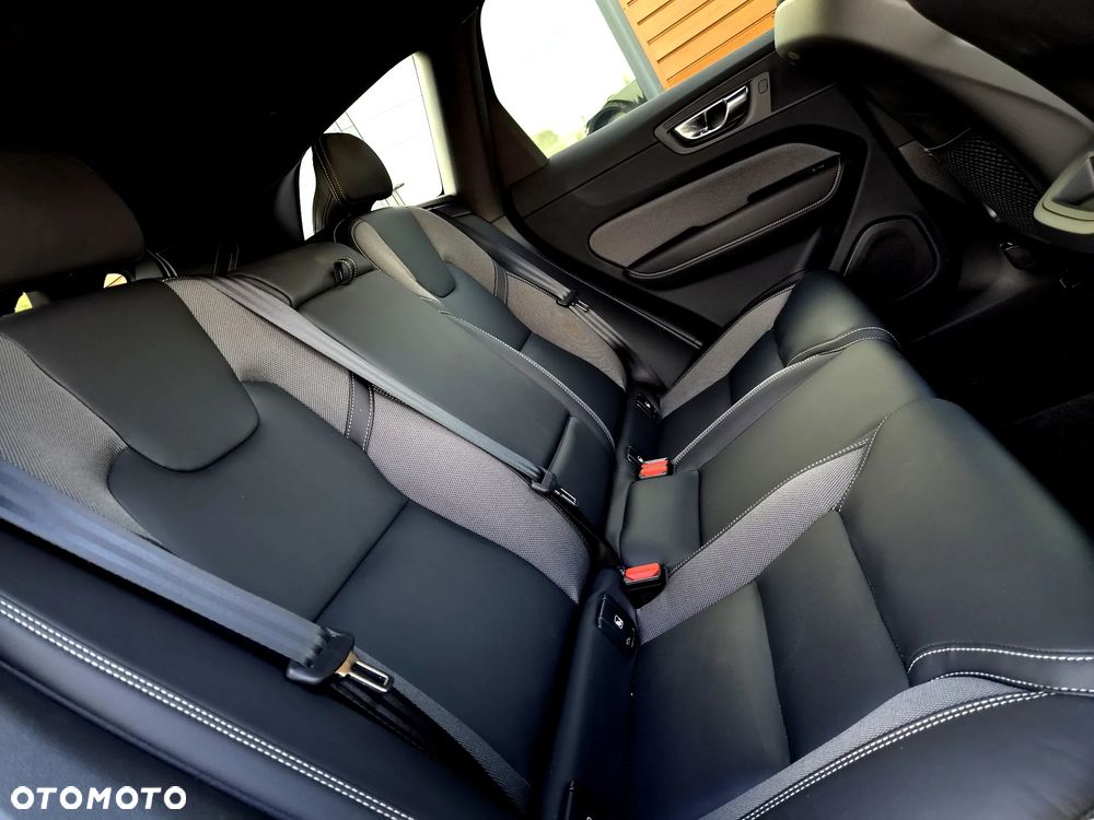 Volvo XC 60 B4 D Plus Dark - 29