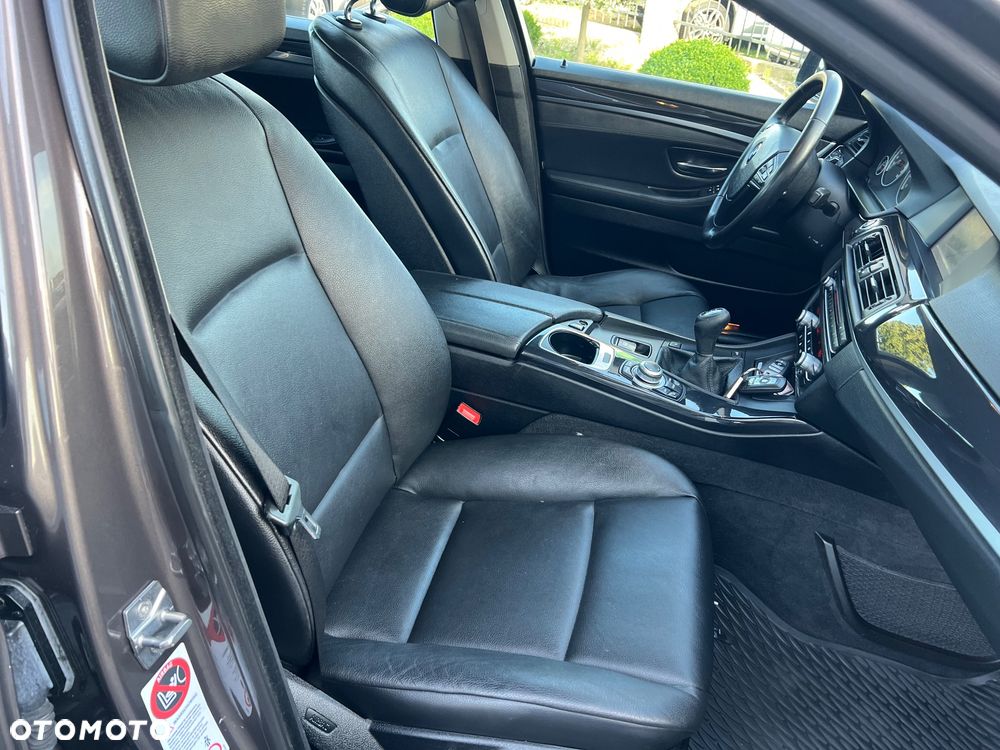 BMW Seria 5 525d - 27