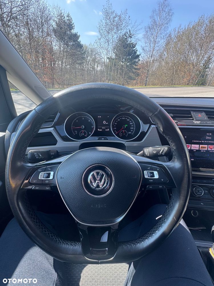Volkswagen Touran - 12