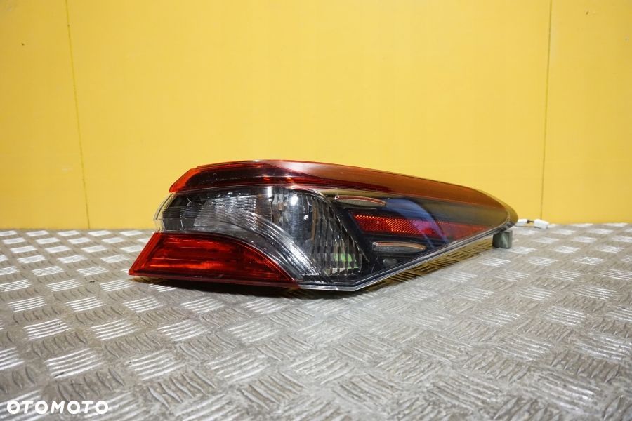 TOYOTA CAMRY 2017 - LAMPA TYŁ PRAWA TYLNA LED USA - 1