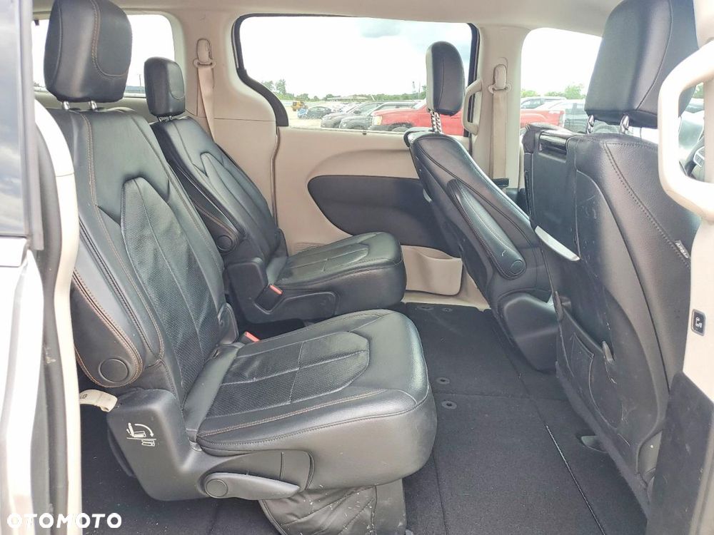 Chrysler Pacifica - 11