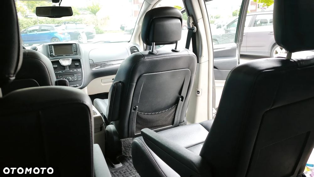 Chrysler Town & Country 3.6 Limited - 26