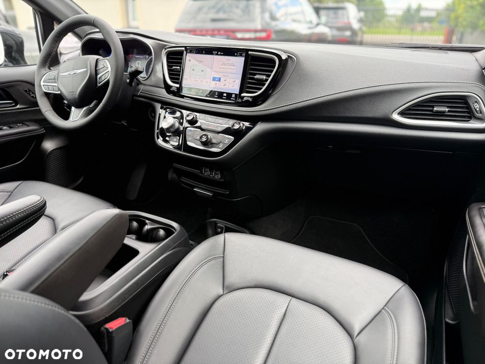 Chrysler Pacifica - 33