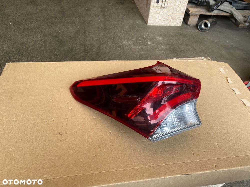 TOYOTA AURIS 2 II LIFT KOMBI LAMPA TYLNA LEWA  EUROPA LEWY TYŁ W BŁOTNIK  Europa W-wa - 1
