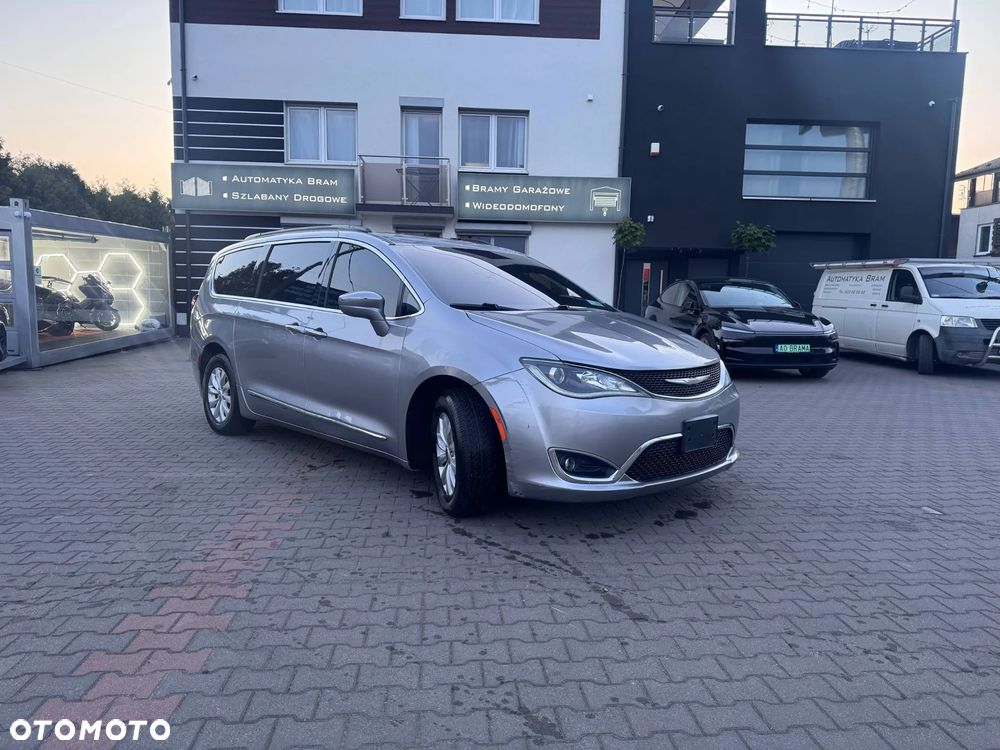 Chrysler Pacifica - 1