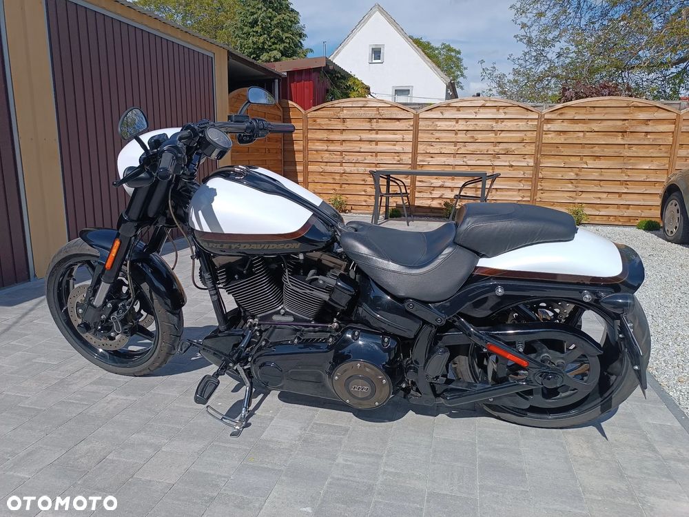 Harley-Davidson Softail Breakout - 1