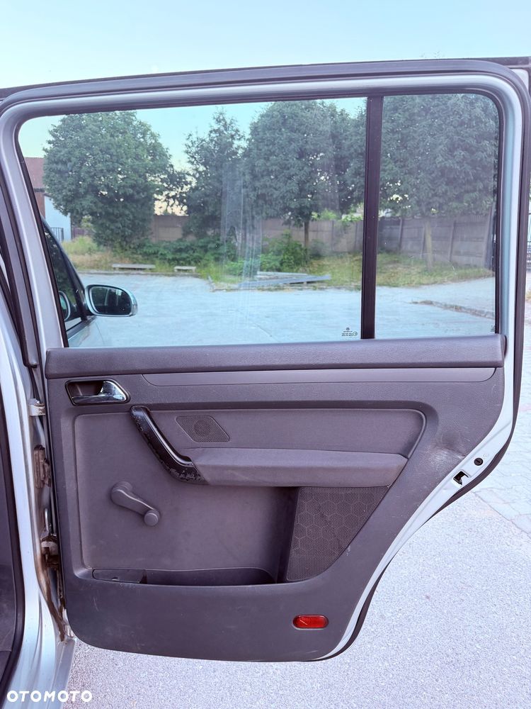 Volkswagen Touran - 16