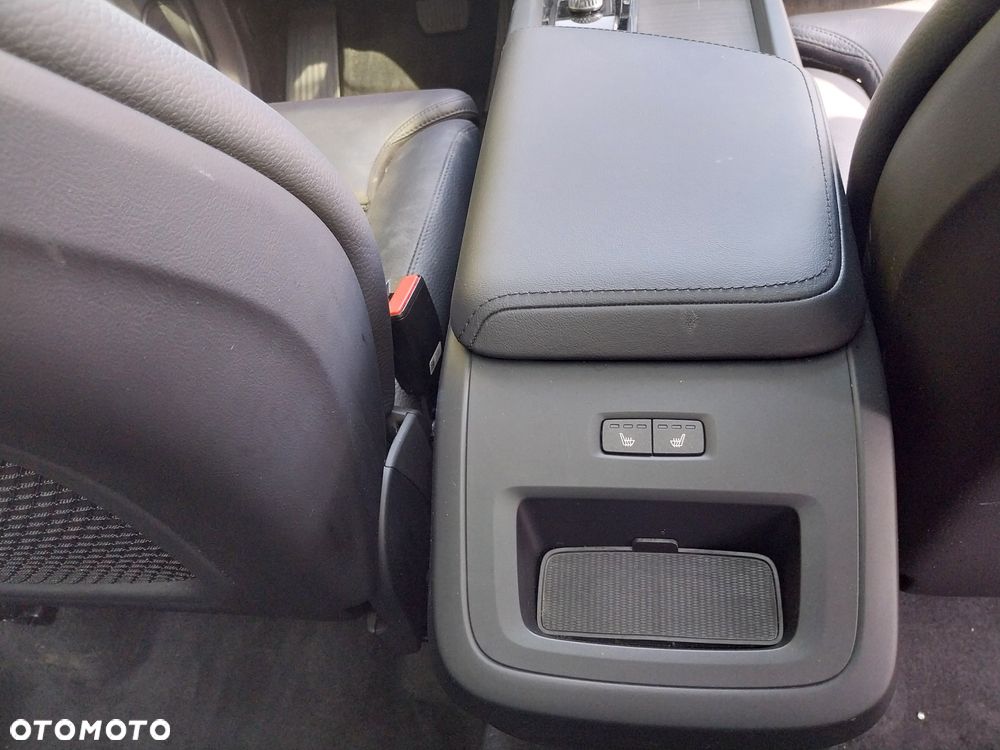 Volvo XC 60 B4 D Plus Dark - 7