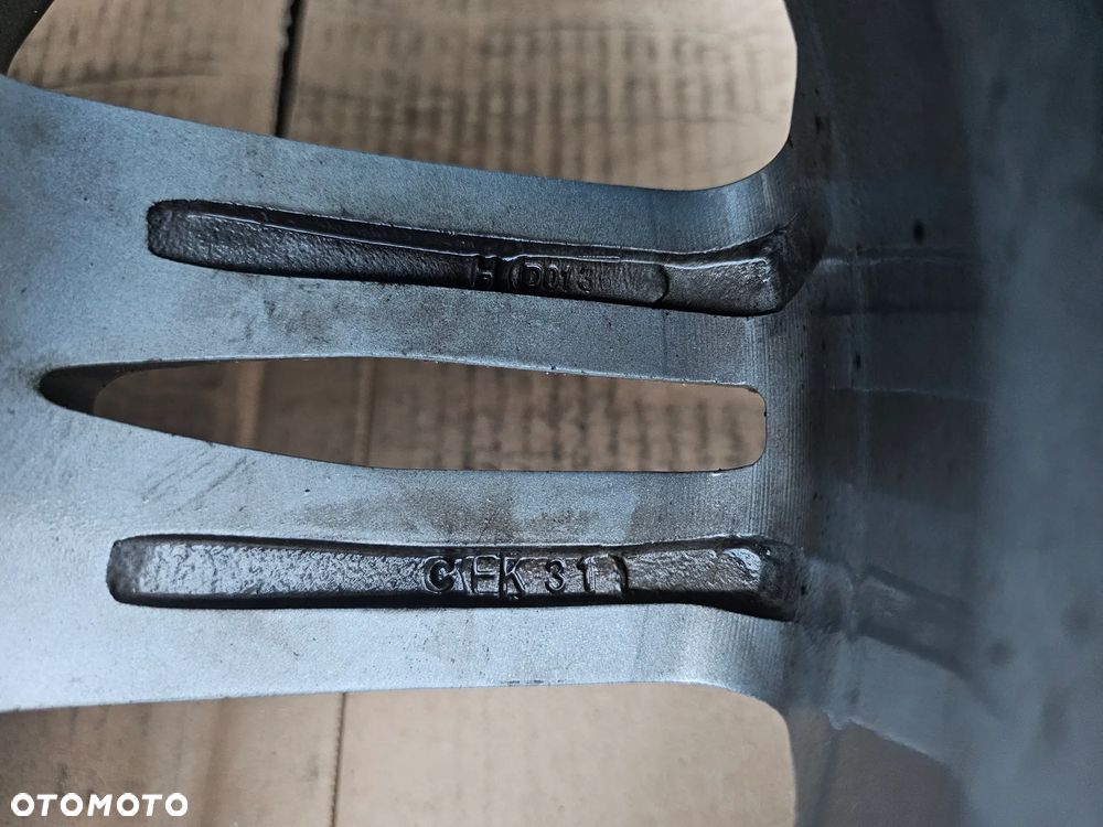 (Z87) Volkswagen Golf 4 Audi A3 Seat Ibiza Skoda Fabia Toyota Avensis / 7,5Jx17 ET40 5x100 - 5