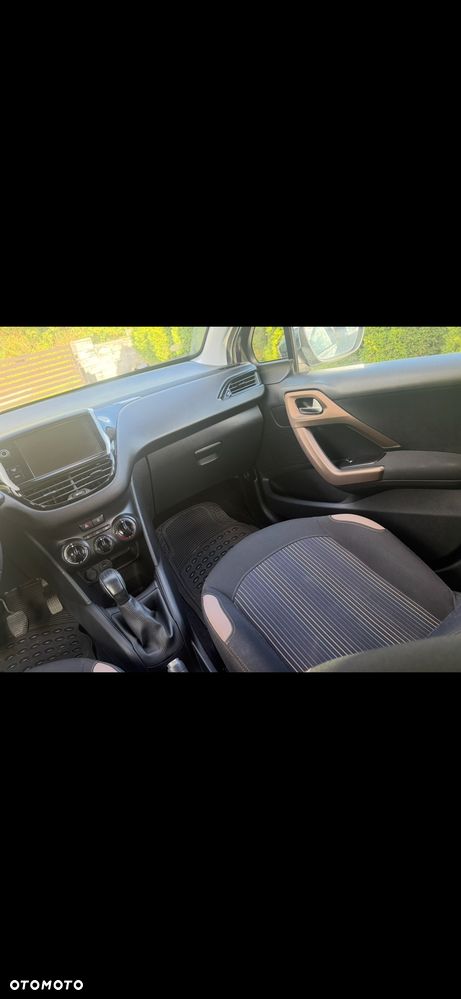 Peugeot 208 - 8
