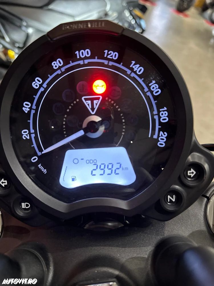 Triumph Bonneville Bobber - 2