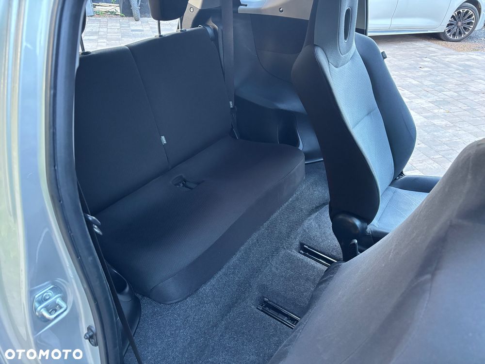 Toyota iQ - 12