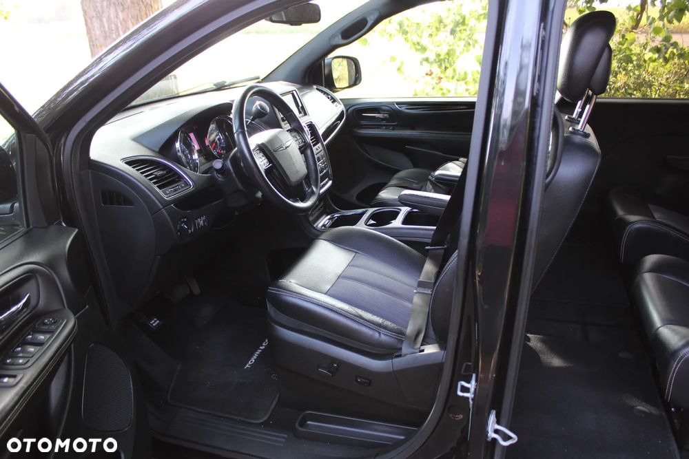 Chrysler Town & Country 3.6 Limited - 13