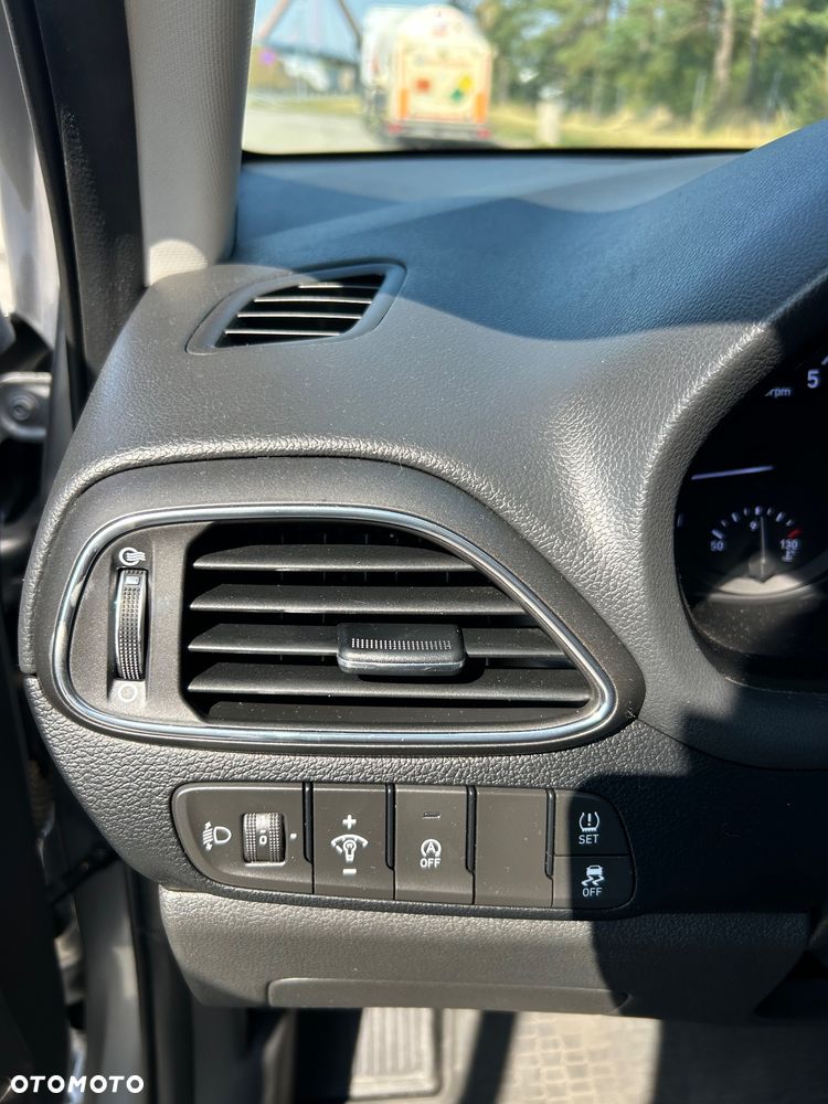 Hyundai i30 1.5 DPI Classic + - 17