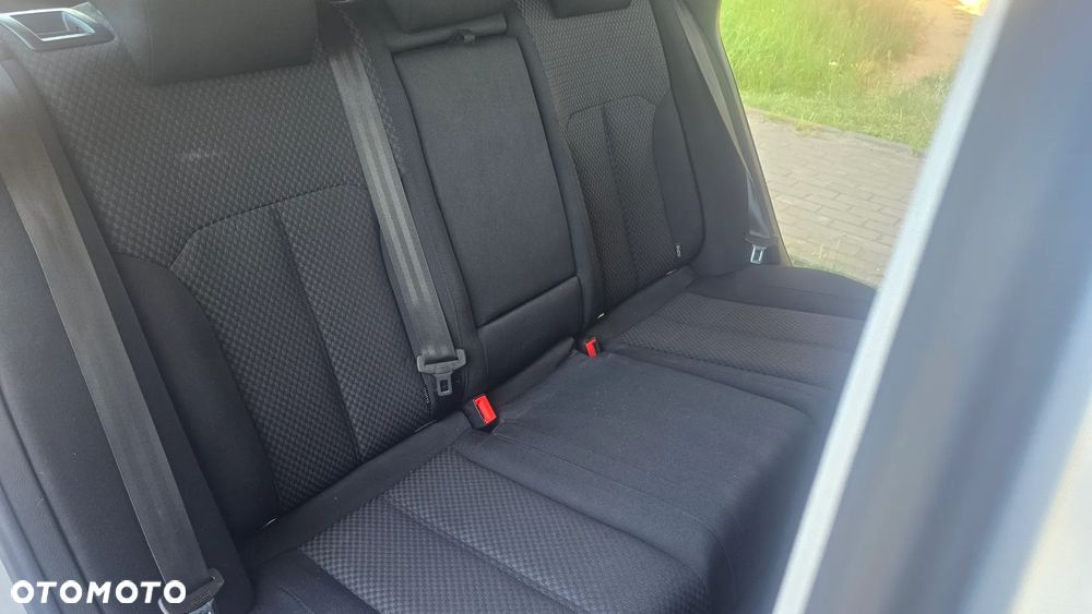 Volkswagen Passat 2.0 TDI DPF BlueMotion Technology Trendline - 30