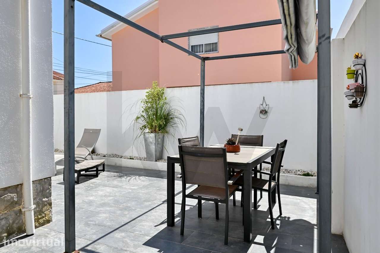 Moradia renovada com 5 quartos e potencial bi-familiar em Porto Salvo. - Grande imagem: 2/46
