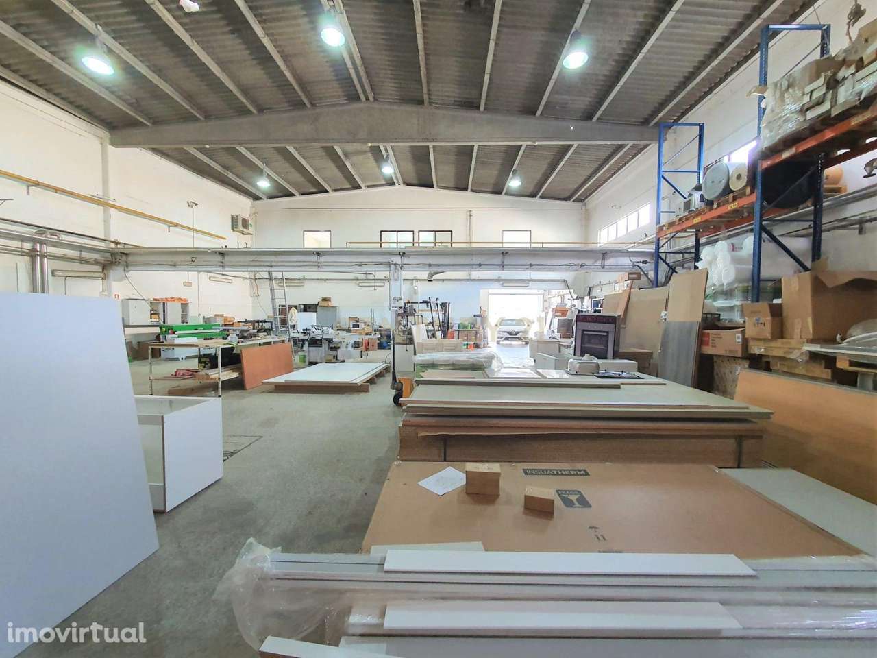 Armazém inserido em lote de 966m2 e implantação de 404m2 no Parque Ind - Grande imagem: 2/21