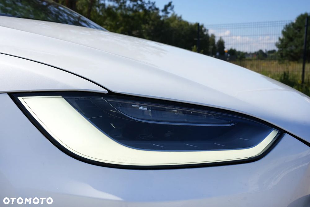 Tesla Model X - 8