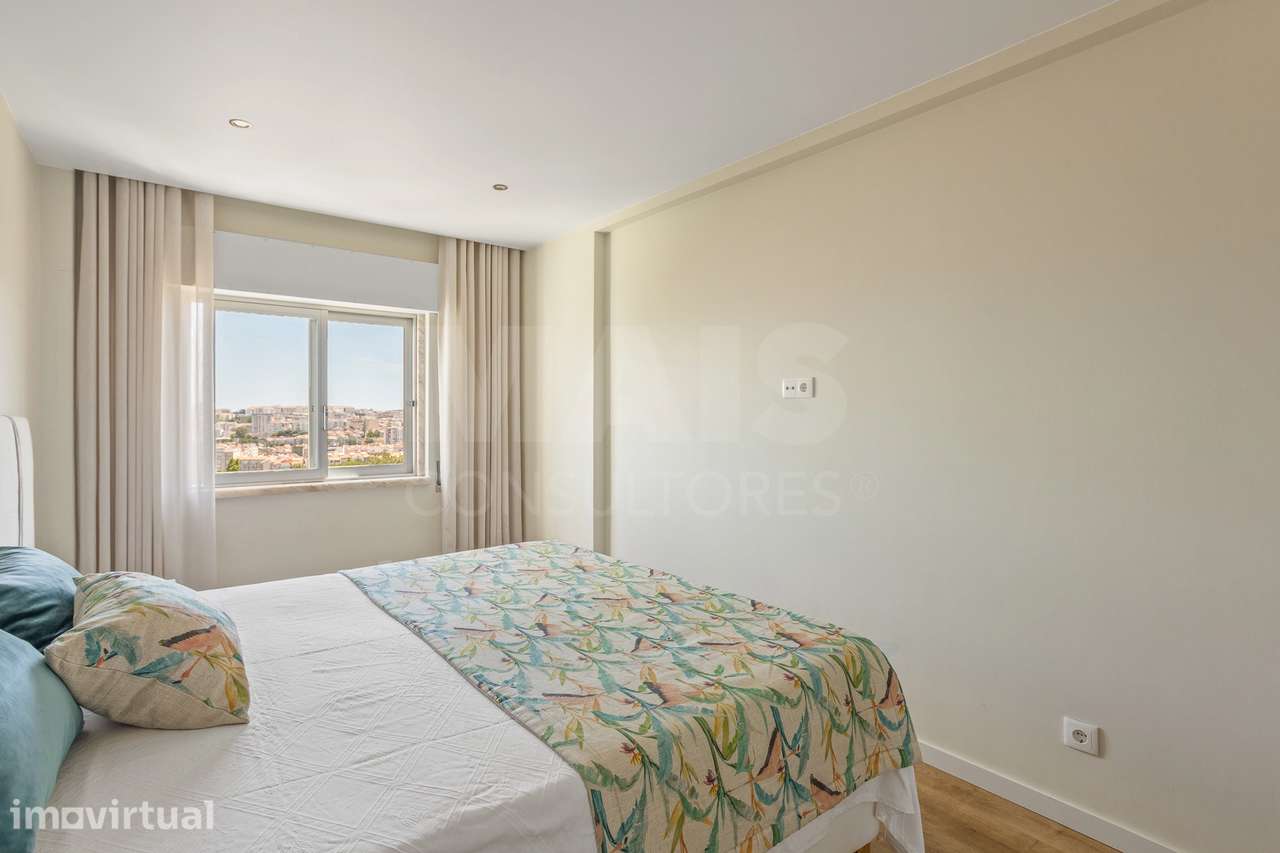 Último Piso | T2 Totalmente Remodelado | 2 Varandas | Vista Desafogada - Grande imagem: 5/30