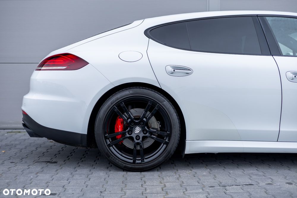 Porsche Panamera GTS PDK - 8