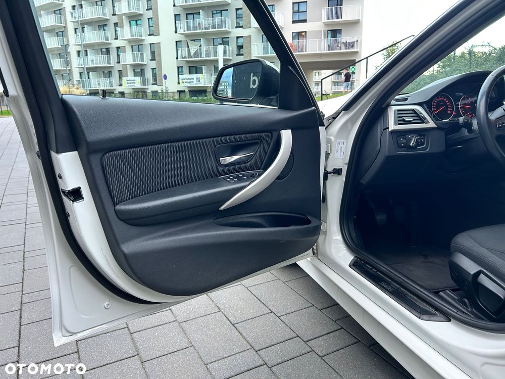 BMW Seria 3 316i - 21